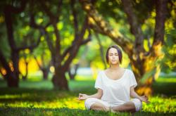 开云体育官网-世界排名争夺战焦点战，勇士主场力克尼克斯，库里关键三分锁定胜局