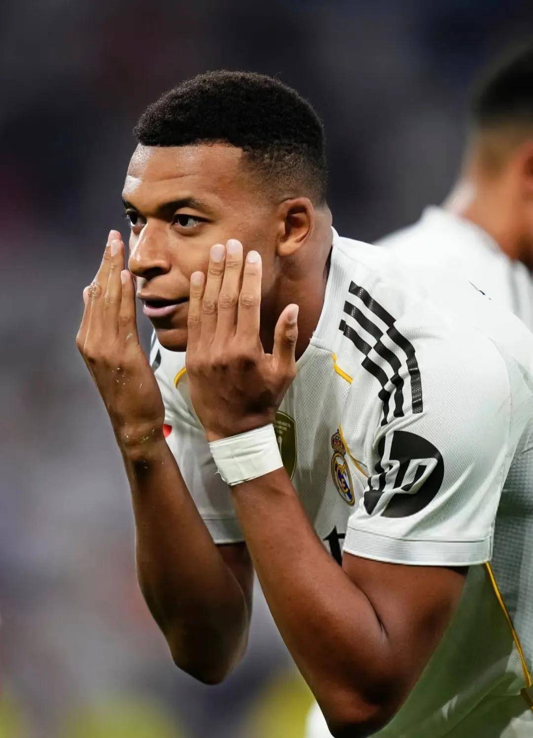 皇马中场传射成功,逆袭奥萨苏纳的简单介绍 皇马中场传射成功,逆袭奥萨苏纳的简单介绍