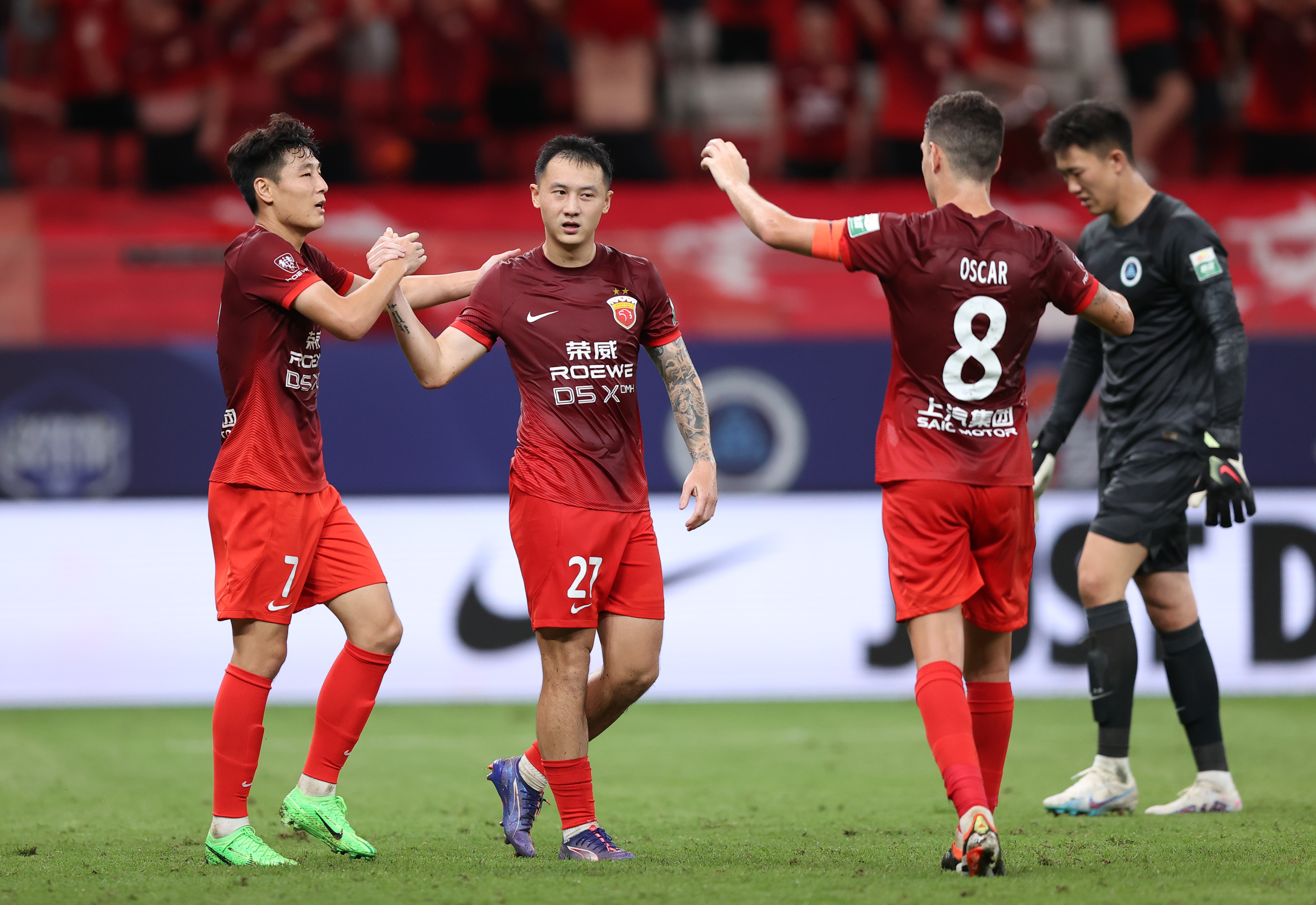 上港队取胜积极备战，全力争夺冠军宝座！