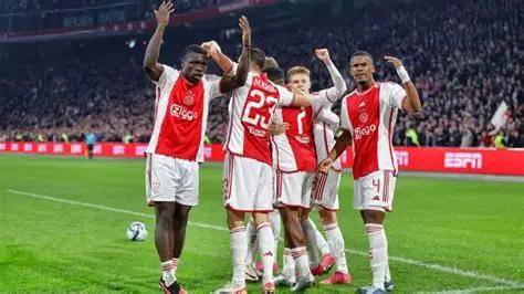 阿贾克斯队在比赛中击败对手