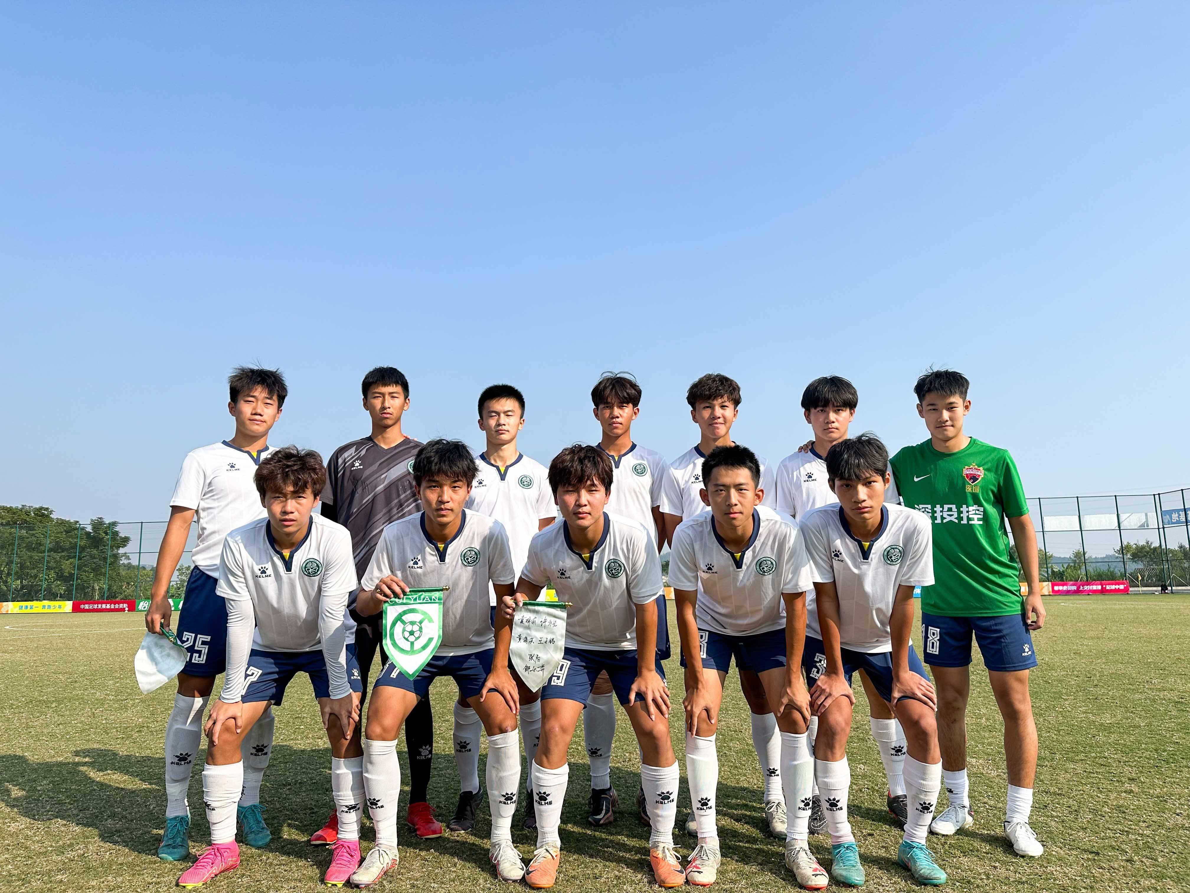 足球队员们在场上呈现出团结合作的精神