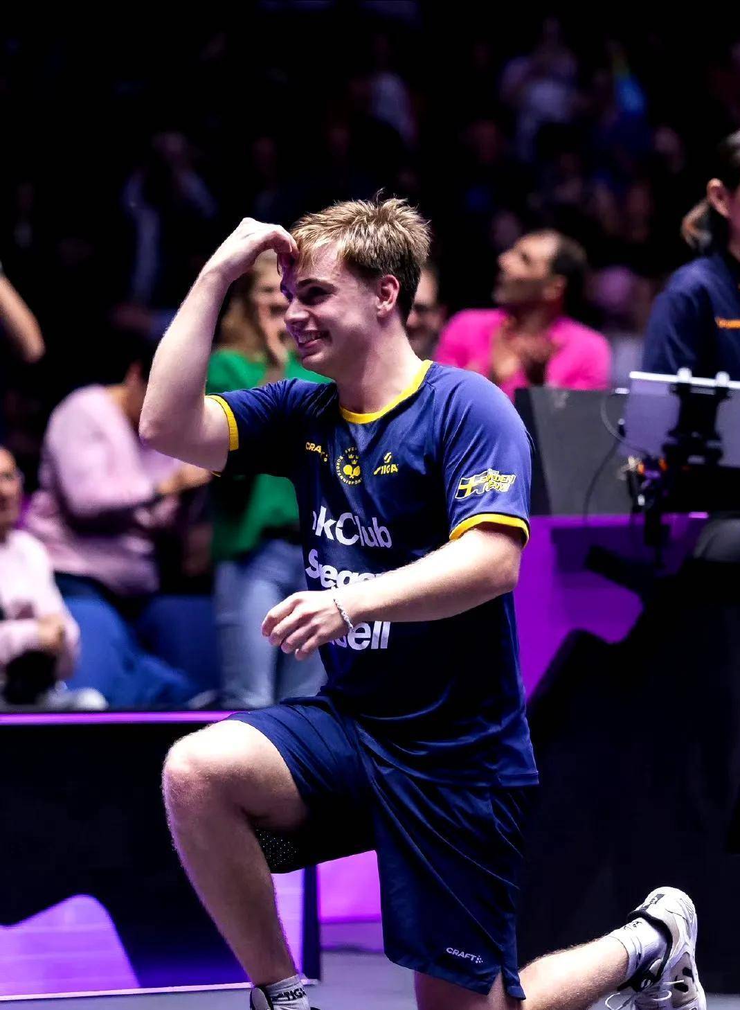 法国羽毛球队横扫丹麦羽毛球队，辛杜绝境逆转