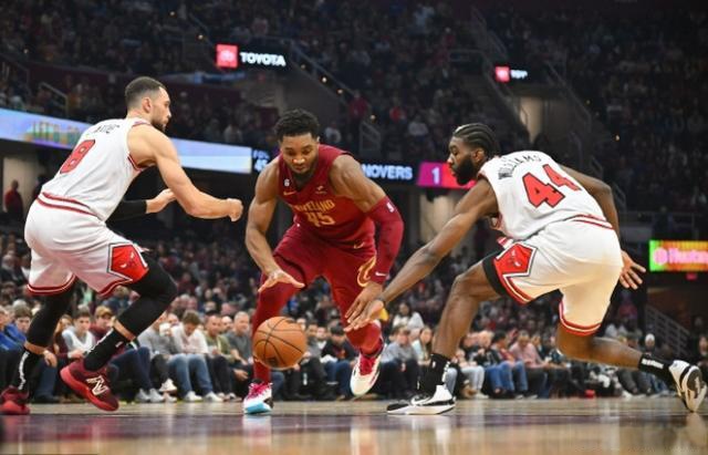 湖人翻盘福建队，米切尔点燃赛场