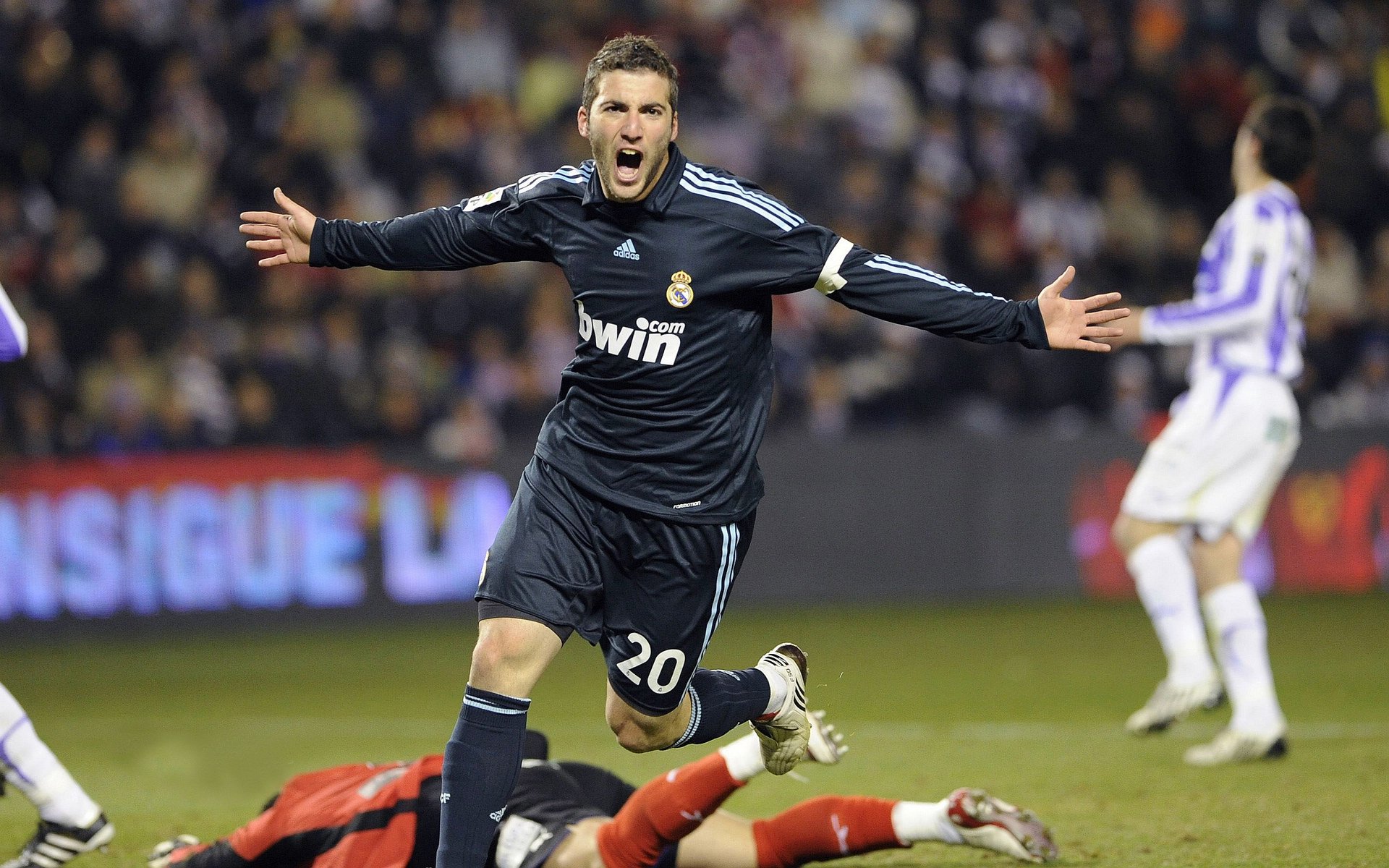 法拉利完胜梅赛德斯,佩雷兹惊艳四座,一场改写格局的经典战役