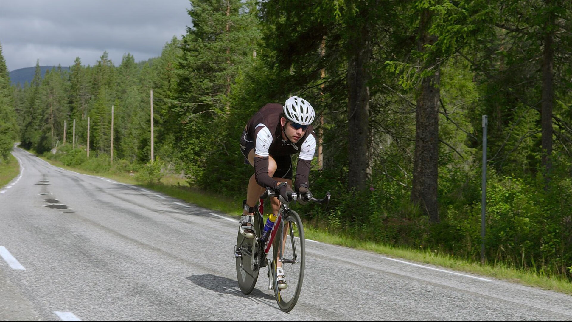疾风骤雨中的险胜，红牛极限压制梅赛德斯，拉塞尔刷新纪录之夜